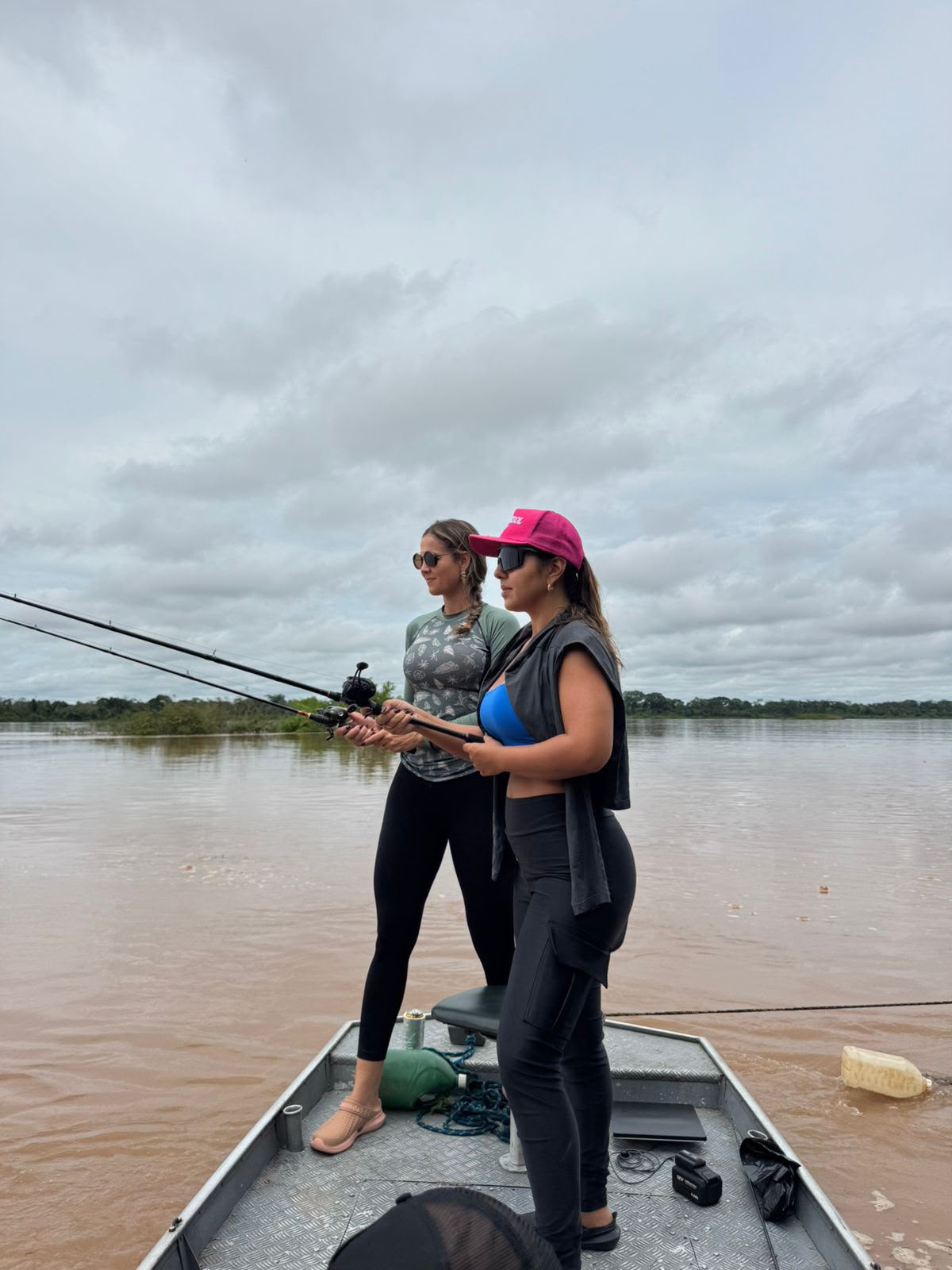 Ana Claudia e Anna Hiria pescando juntas no barco no rio