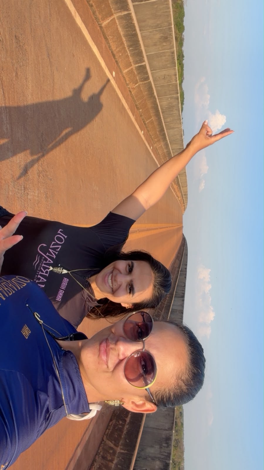 Ana Claudia e Anna Hiria juntas em uma selfie na viagem